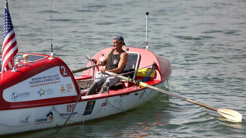 Американец пробва да постави уникален рекорд с лодка насред океана 