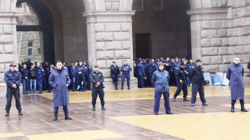 Надзиратели и полицаи на протест в София, трафикът ще е кошмар 