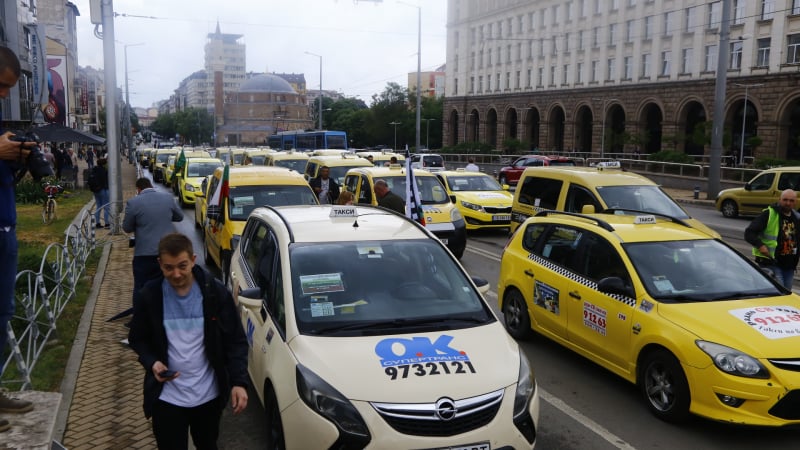 Софийско такси подлуди мрежата, всеки, който го види му се чуди! СНИМКА