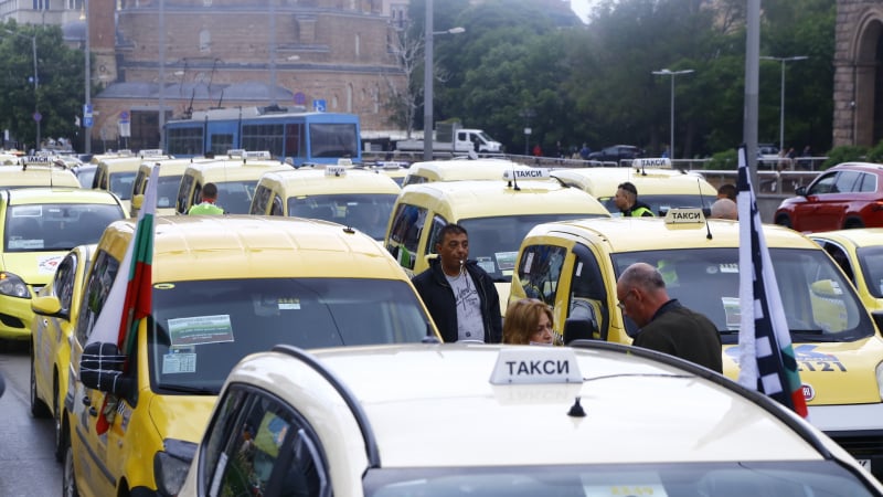 Гърми скандал: Такси стоянките из почти цяла България са незаконни!