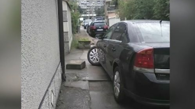 Автомобил се заби в ограда на къща в София ВИДЕО