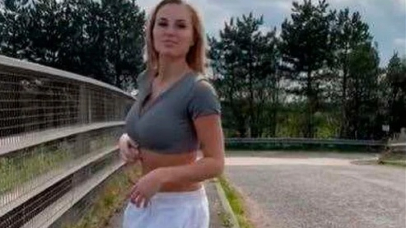 Зрелищни ВИДЕА 18+: Моделка развя голите си гърди пред шофьори на пътя