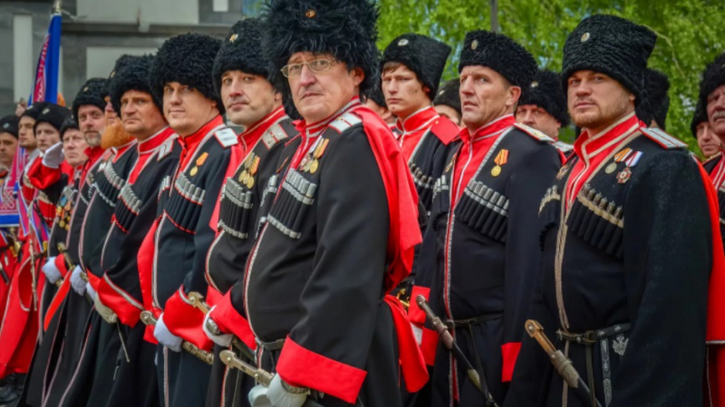Руски казаци отидоха в Украйна, за да участват в сраженията за "бащините си земи"