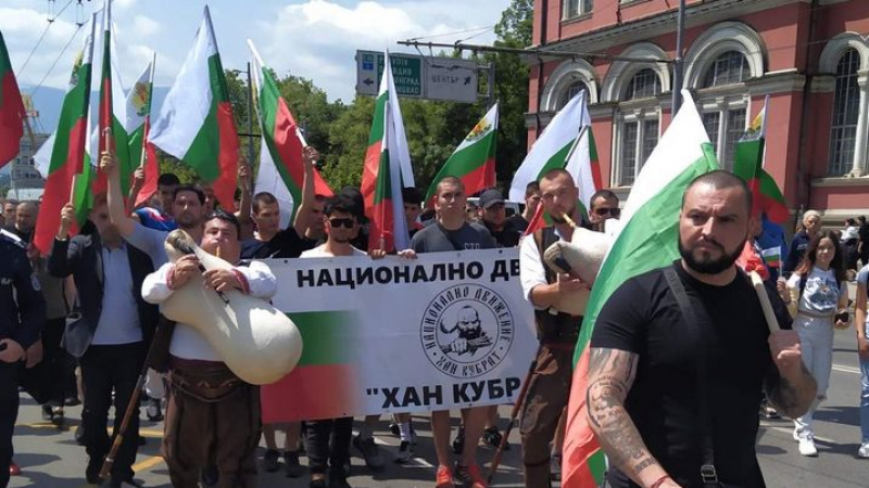 Национално Движение “Хан Кубрат” проведе шествие с гайди по случай Денят на българската просвета и култура