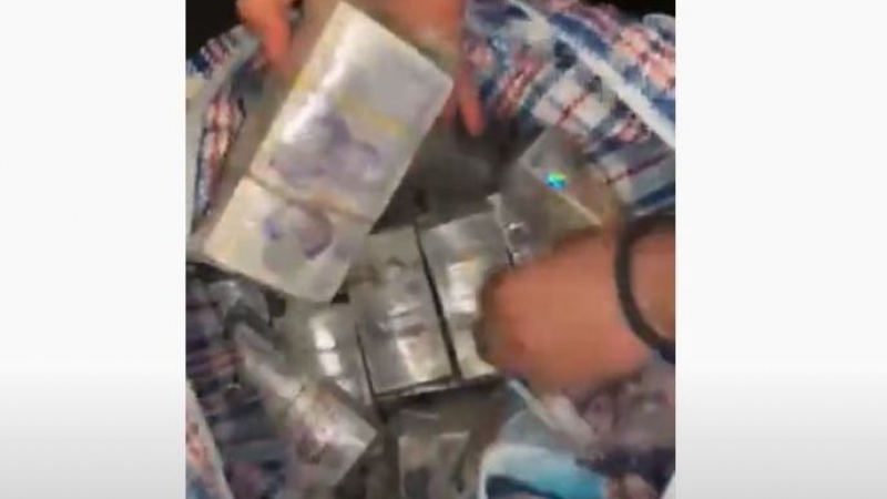 Наши митничари отвориха сакове в турски автобус и намериха купчина пари ВИДЕО
