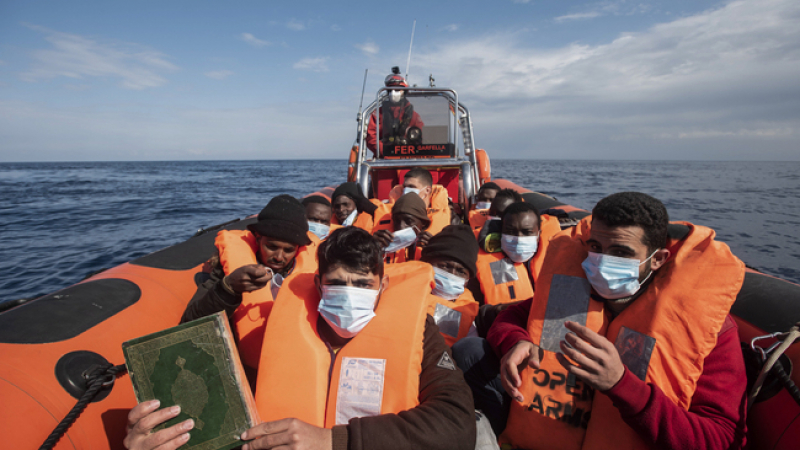 След потъване на лодка с мигранти край Тунис десетки са изчезнали и един човек загина