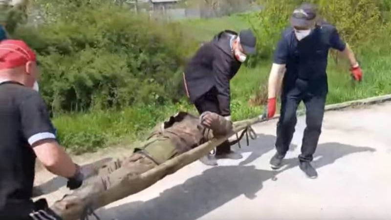 ВИДЕО от войната: Бойци от ЛНР извадиха от минно поле ранен войник от ВСУ