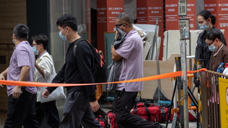 Паника в Хонконг: Хиляди хора напускат града