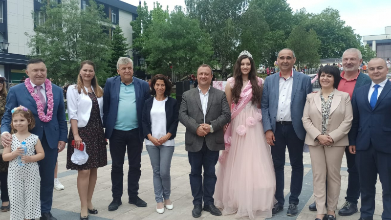 Министър Иванов в Карлово: Трябва да съхраним вековните традиции в отглеждането на рози