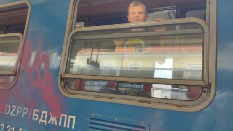 Едва 62 бежанци са отпътували организирано с влак от Бургас и Варна към вътрешността на страната