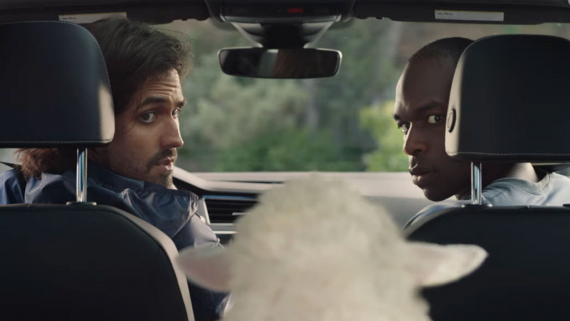 Всички говорят за тази реклама на VW с двама млади мъже и овца ВИДЕО