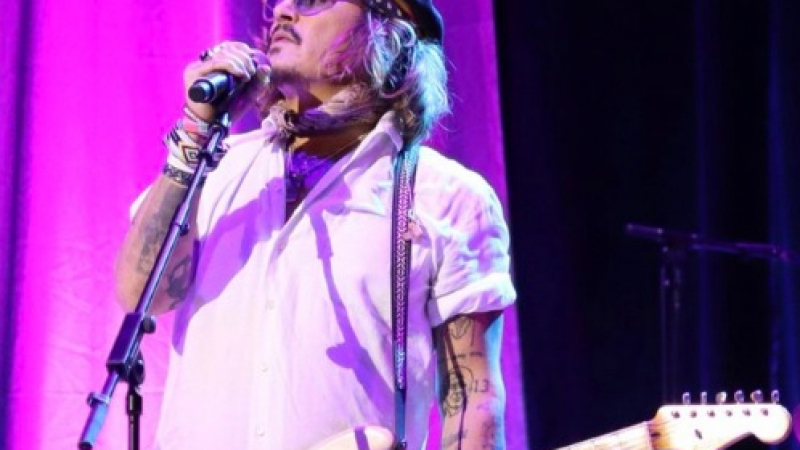 Джони Деп изненада всички и изпълни песни на концерт ВИДЕО