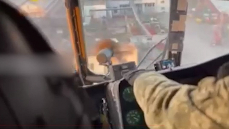 ВИДЕО показва украинския пробив на Ми-8 в „Азовстал” 