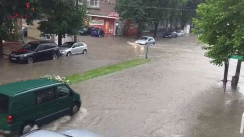 Апокалиптичен порой удари Стара Загора, градът е под вода СНИМКИ