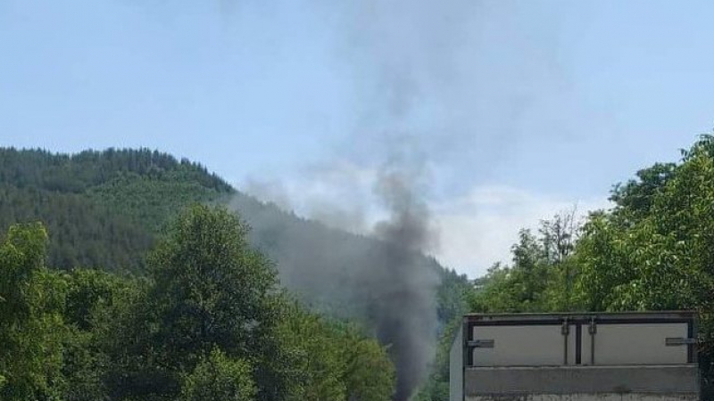 Камион пламна в движение в Благоевградско