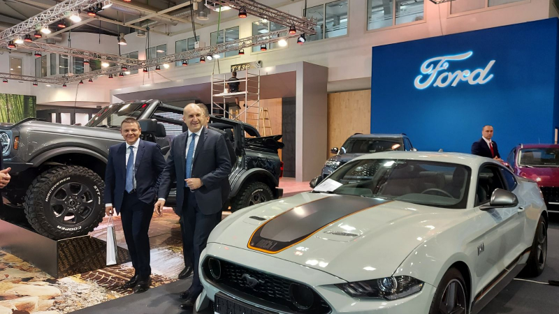 Президентът Радев посети щанда на Ford на Автомобилен салон София 2022