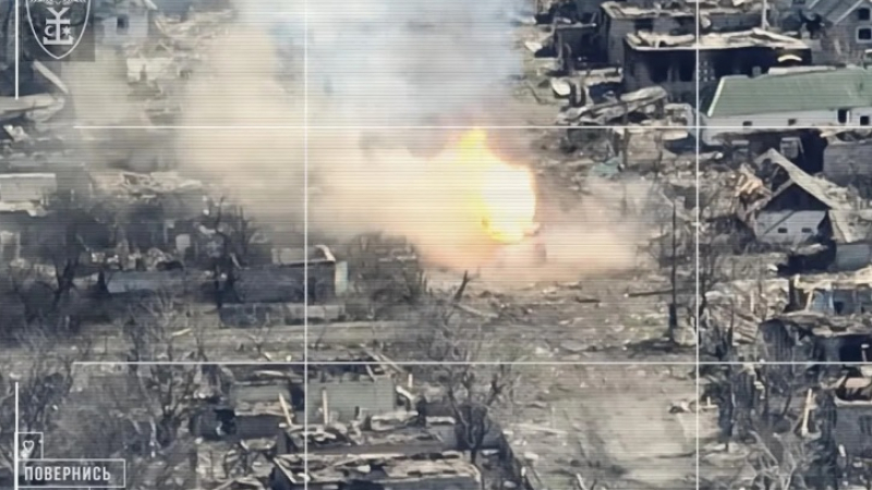 ВИДЕО от войната: Руски танк зрелищно изгоря ВИДЕО