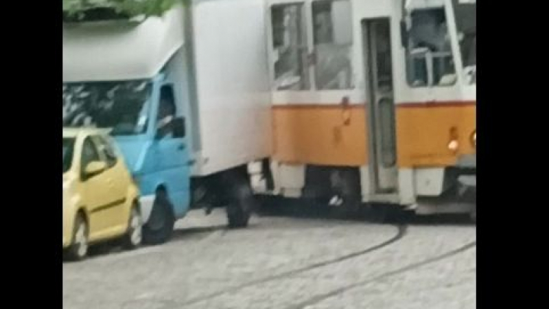 Нов екшън с трамвай на площад "Журналист" в София ВИДЕО