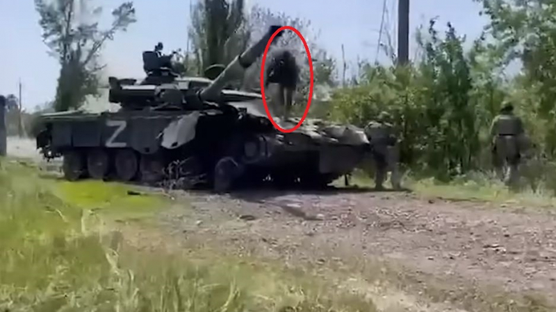 Уникално ВИДЕО от войната: Украински войник се качи върху руски танк и хвърли граната вътре