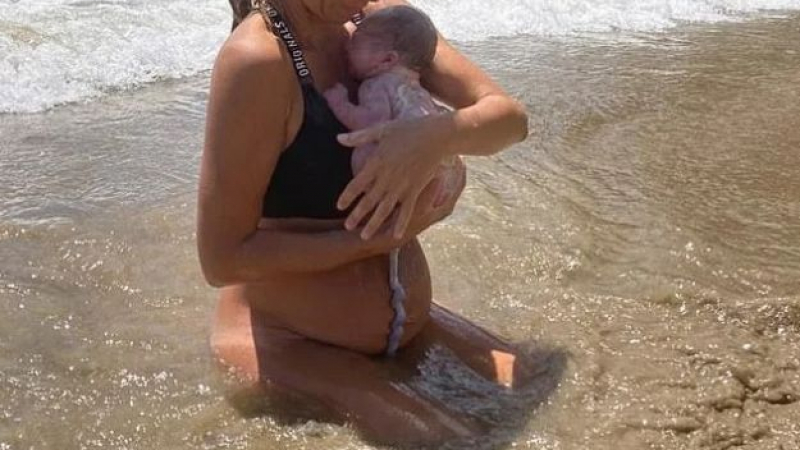 Жена роди бебето си във водите на Тихия океан ВИДЕО 18+