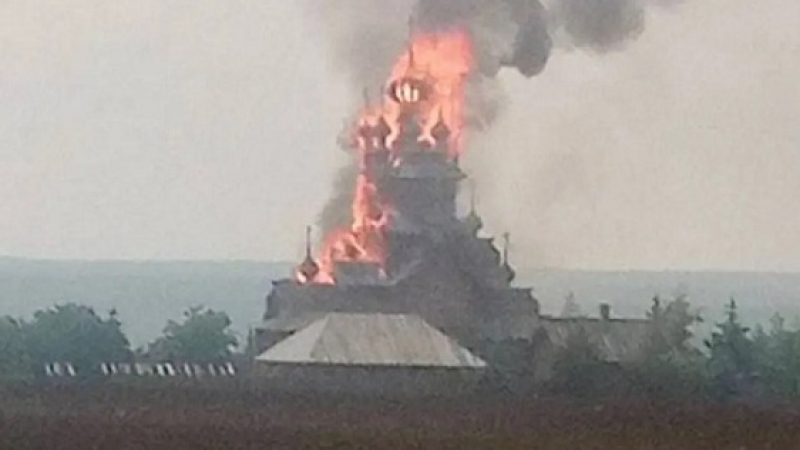 Прочут манастир в Украйна е в пламъци след руска атака ВИДЕО