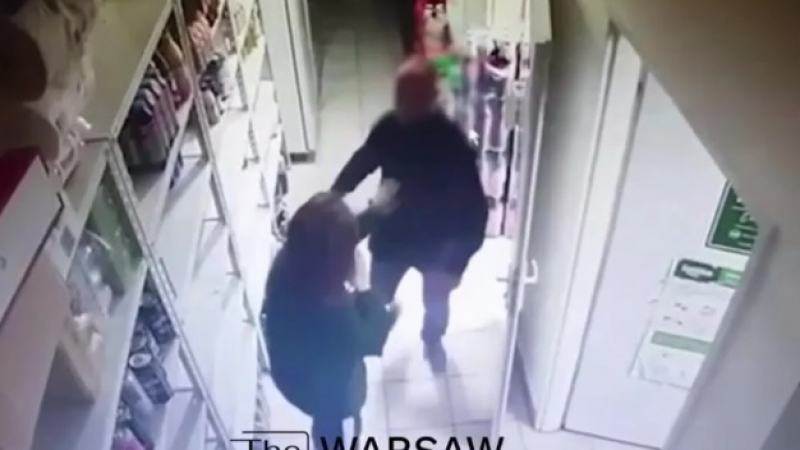 Поляк преби 20-г украинка в магазин, околните гледат ВИДЕО