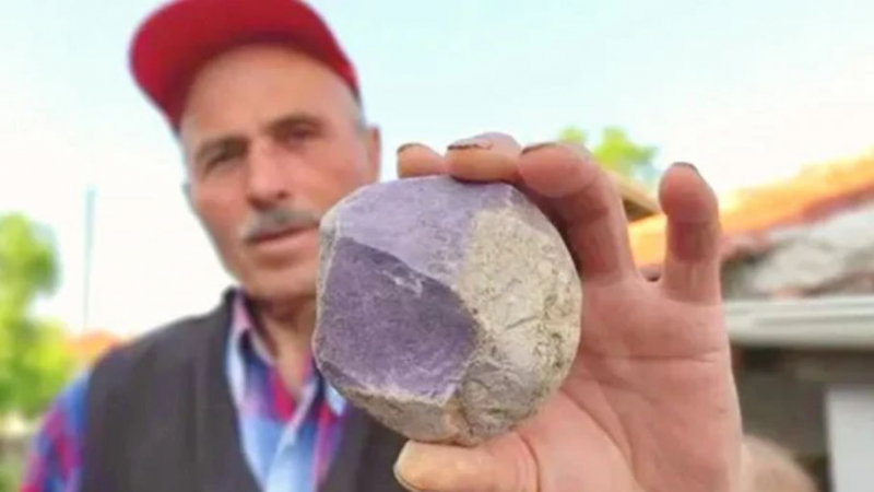 Турски фермер откри лилави камъни в полето и стана милионер СНИМКИ