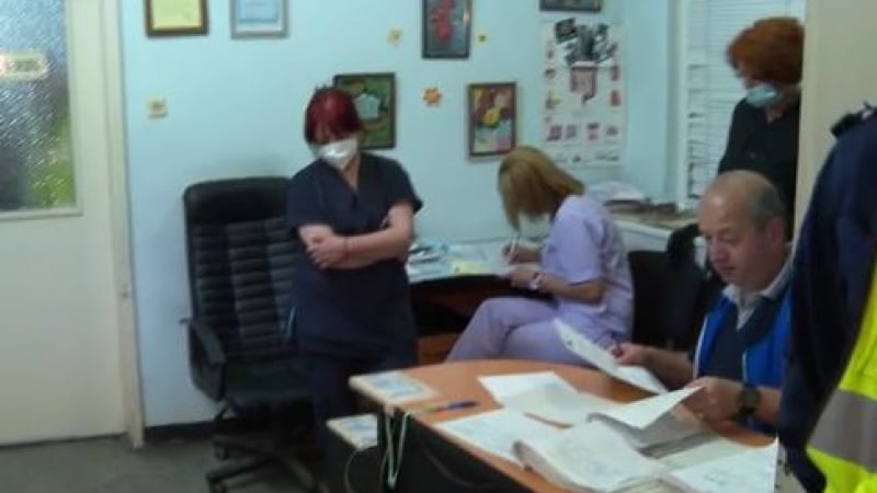 Последни новини след като бесни роми нахлуха в спешното в Самоков, проговори нападнатият лекар ВИДЕО