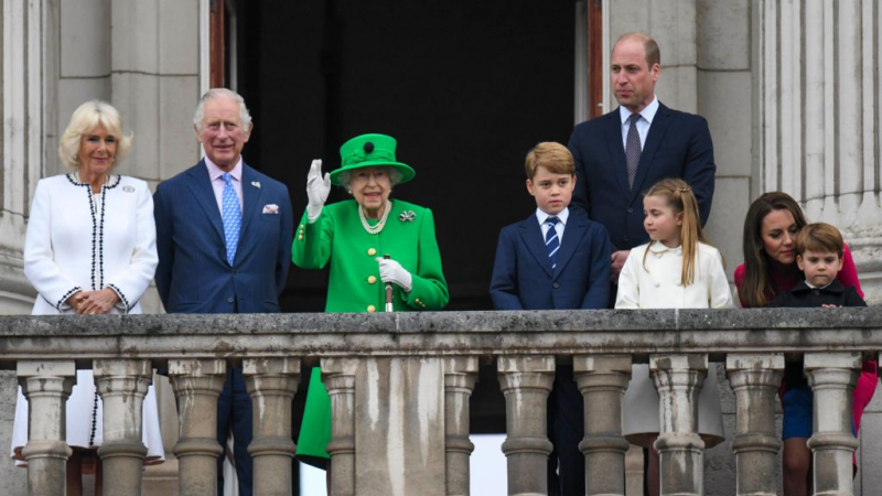 Кралицата закри тържествта за юбилея си с голяма изненада ВИДЕО 