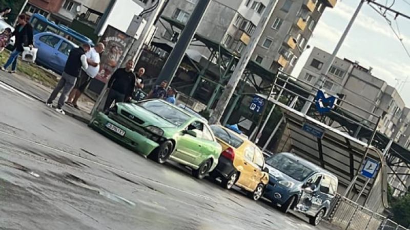 Три коли се помляха за „добро утро“ на столично кръстовище СНИМКА