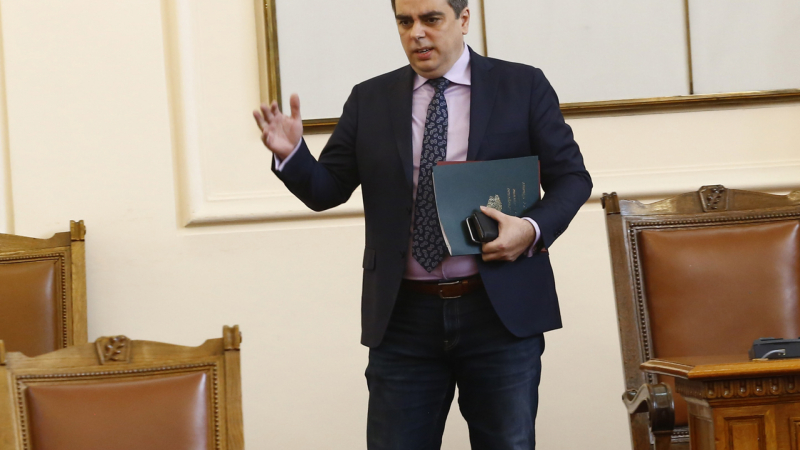 Асен Василев даде мъгляви обяснения за газа, заговори пак за постна пица 