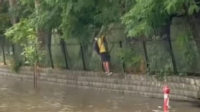 Русе след потопа: Това момче не е участник в „Игри на волята“, просто отива на училище ВИДЕО 