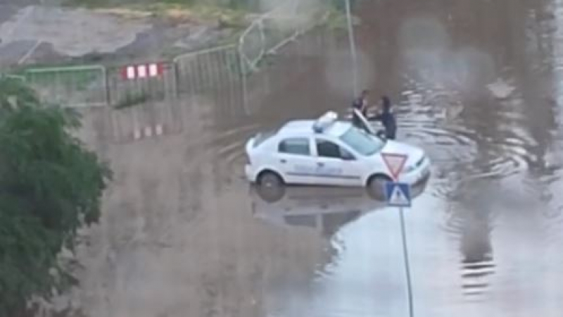 Патрулка закъса на наводнена улица от бурята в Русе и ето какво направиха полицаите СНИМКИ