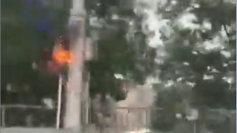 Зрелище: Светкавица удари стълб, подпали електрическо табло в София ВИДЕО