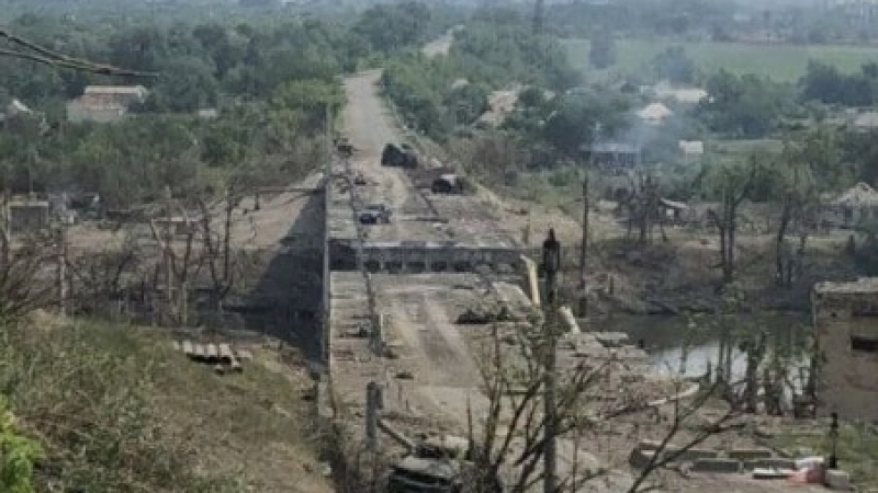 Капанът хлопна, взривен е последния мост, по който обсадените в "Азот" получаваха помощ от Киев