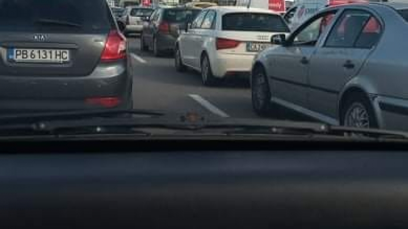Километрично задръстване на „Цариградско шосе“ заради протест СНИМКИ