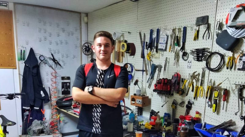 Цяла България говори за този 15-годишен бизнесмен СНИМКИ