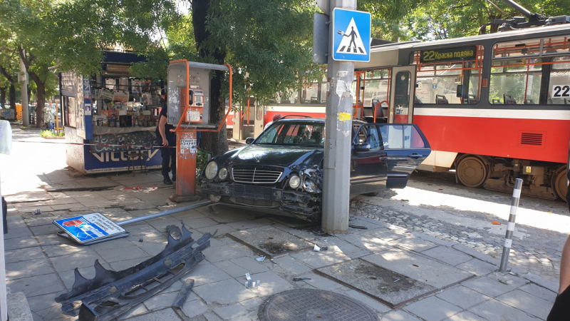 Кошмарен инцидент с трамвай край пазара "Димитър Петков" в столицата СНИМКИ