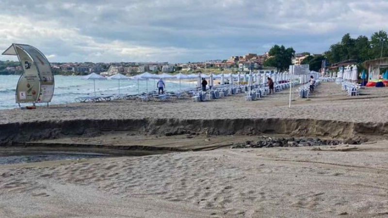 Кошмар в Созопол: Пороят снощи е отнесъл два прочути плажа в морето СНИМКИ
