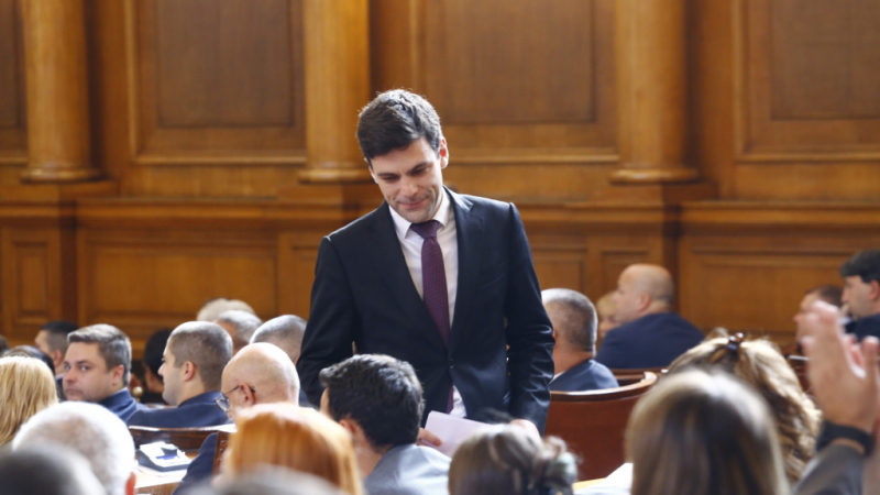 Депутатите решават кой да седне в стола на Никола Минчев 