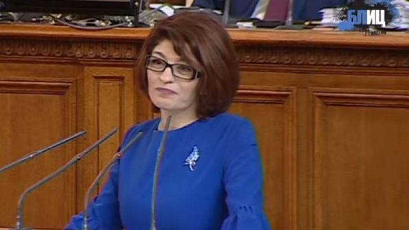 Деси Атанасова шашна от трибуната, поиска и втора оставка още днес