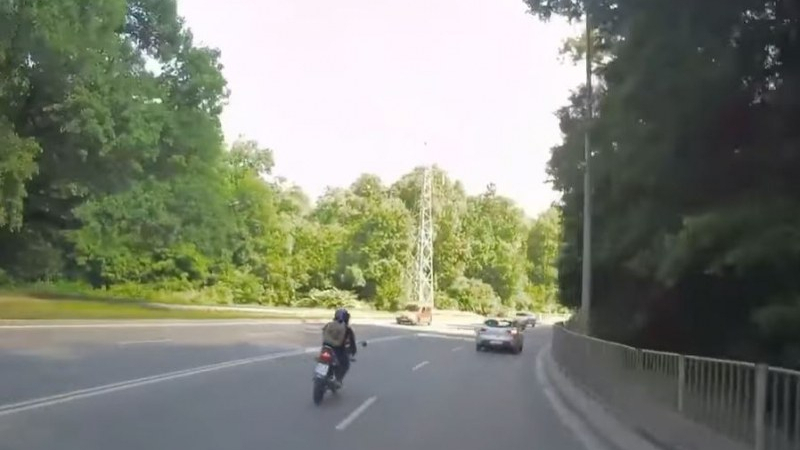 Това ли е най-нелепата катастрофа с мотор в София? ВИДЕО