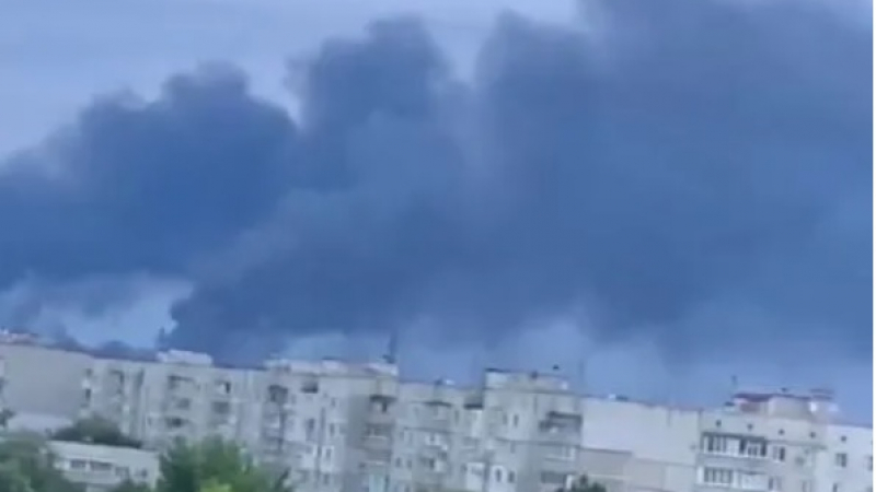 Огромни черни стълбове дим над Кременчуг след ракетни удари тази сутрин, горят... 