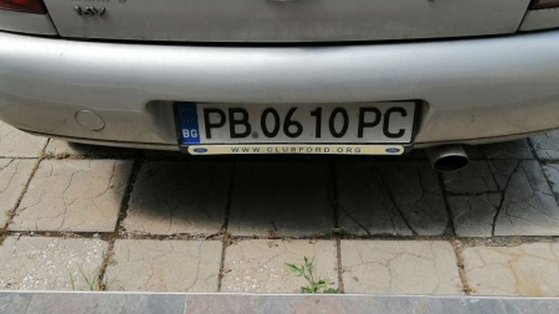 Всички в Пловдив се чудят как шофьор успя да паркира по този безобразен начин СНИМКИ 