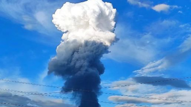 Страшна "гъба" като от атомна бомба затули Днепр, бушува мощен пожар ВИДЕО 