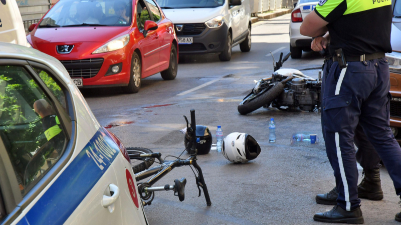 Изглеждаше като изпочупен: Кърваво меле с такси и моторист в София
