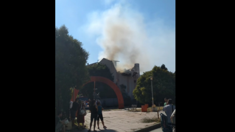 Огнен ад в центъра на Варна, пламна сграда до култово място на малки и големи ВИДЕО