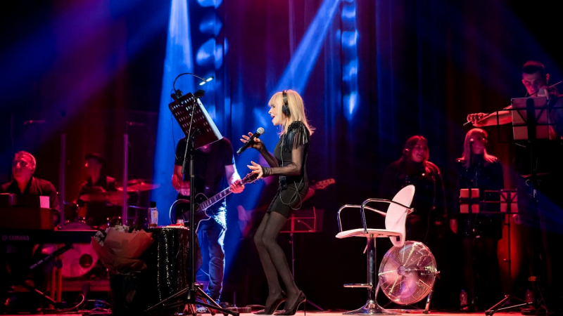Лили Иванова пее и скача като момиче на турнето си, аплодират я на крака СНИМКИ