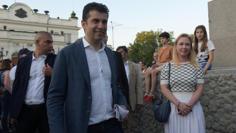 Кирил Петков избяга от София! Ето къде заведе любимите си жени за празника СНИМКА 