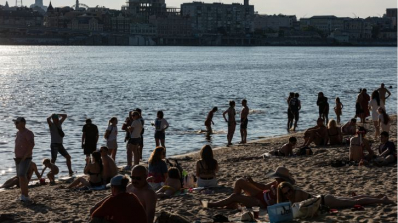 Украинци обясниха защо по време на война плажът в Киев е претъпкан СНИМКИ